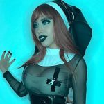 Yeri Mua cae en el pecado con atrevido atuendo religioso