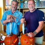 Stallone y Schwarzenegger sacan sus cuchillos para Halloween