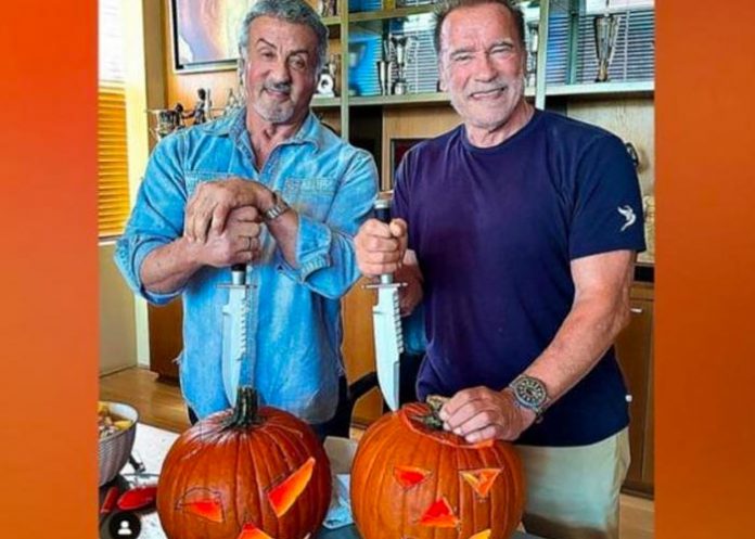 2 Stallone y Schwarzenegger sacan sus cuchillos para Halloween