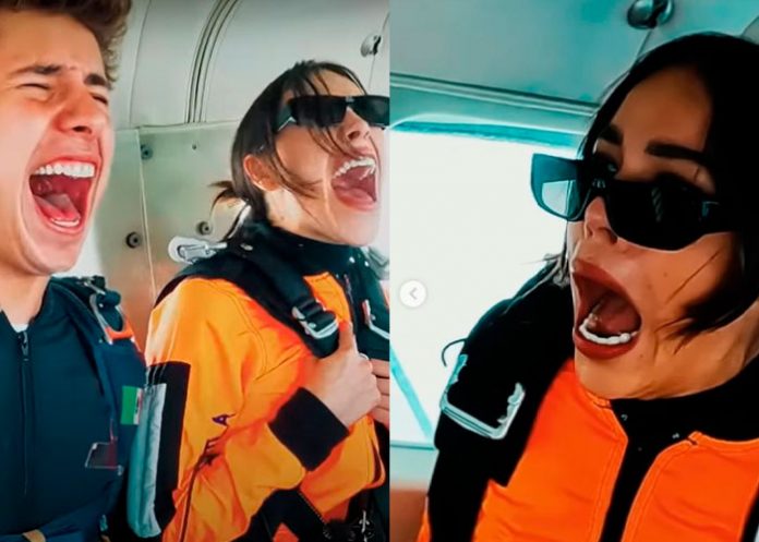 2 Danna Paola se lanza de un avión para un canal de Youtube