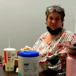 Encuentra dinero en la bolsa del pollo frito y lo devuelve