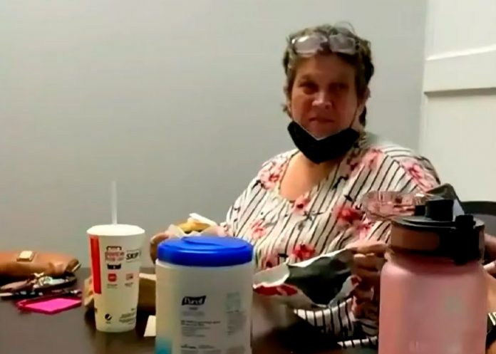 Encuentra dinero en la bolsa del pollo frito y lo devuelve