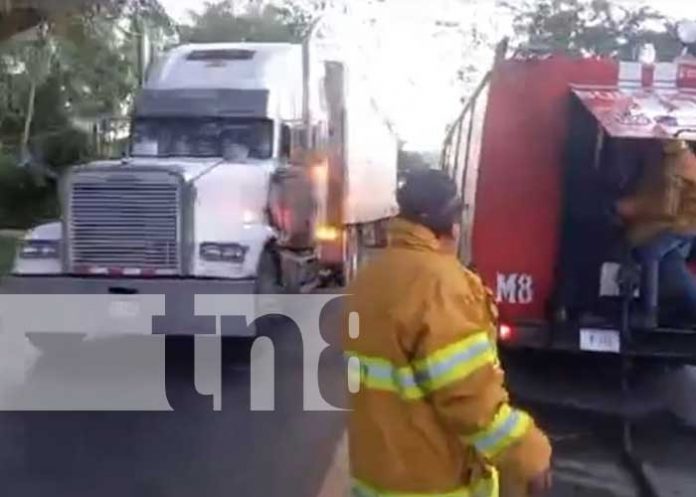 2 Bomberos intervienen oportunamente y evitan que un camión se incendie en Ocotal