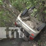Personas a bordo de un vehículo se precipitan a un cauce en Estelí Personas a bordo de un vehículo se precipitan a un cauce en Estelí