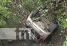 Personas a bordo de un vehículo se precipitan a un cauce en Estelí Personas a bordo de un vehículo se precipitan a un cauce en Estelí