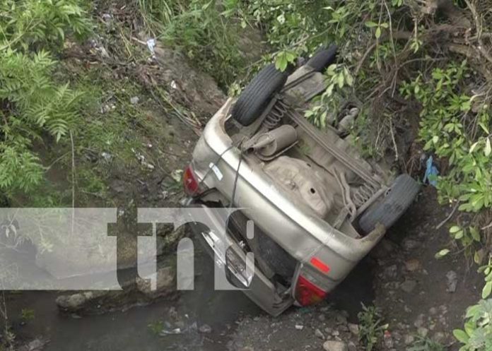 Personas a bordo de un vehículo se precipitan a un cauce en Estelí