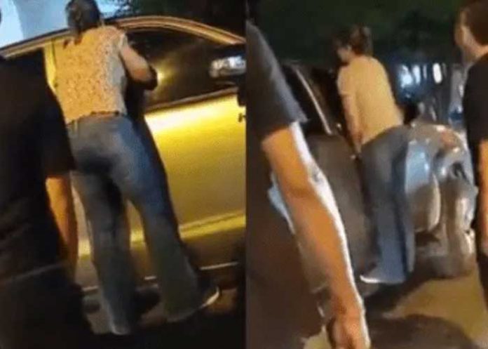 Mujer agarra con las 