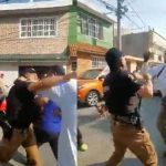 Civil se faja los pantalones con policía y se dan tremenda "apaleada"