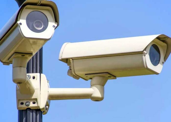 Mujer es captada por cámaras haciendo 