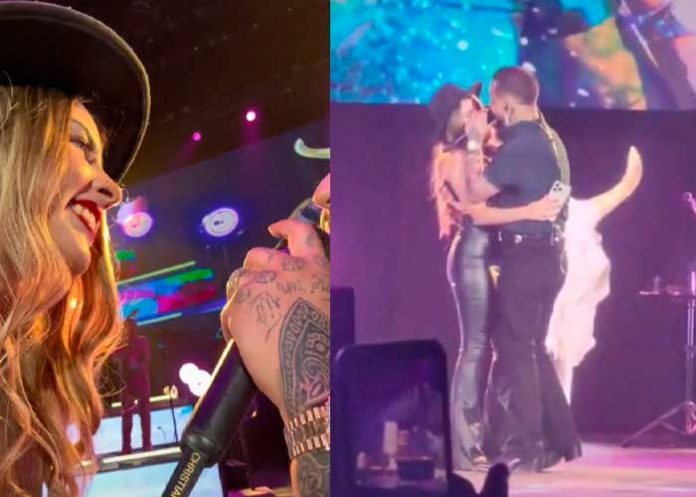 Nodal canta muy romántico en su concierto a la 