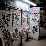 Chicas interrumpen por accidente a mujer que «hacía del 3» (VIDEO) Chicas interrumpen por accidente a mujer que "hacía del 3" (VIDEO)