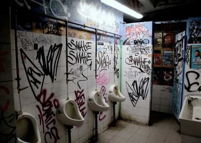 2 Chicas interrumpen por accidente a mujer que