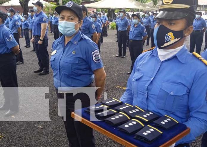 Ascienden en grados a médicos policías del hospital Roberto Huembes
