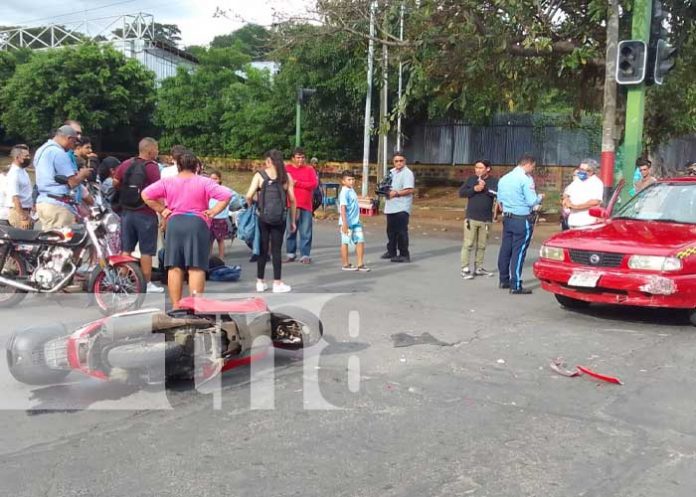 Universitarias impactan contra un taxi en Managua