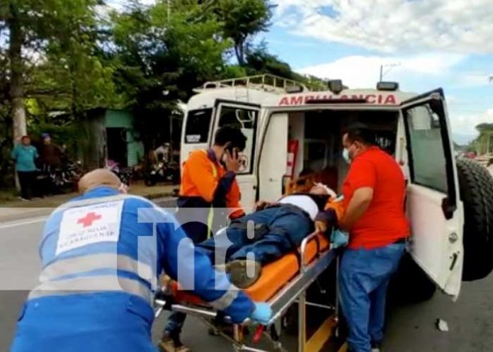 Conductor a exceso de velocidad se estrella contra camioneta en Managua