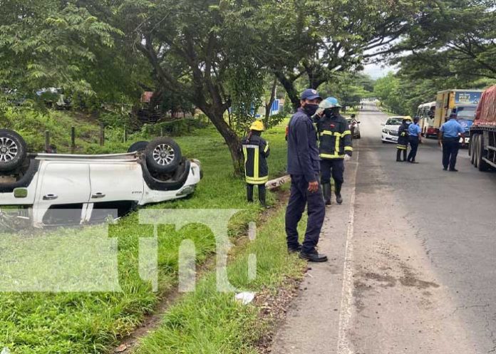Se vuelca camioneta tras impactar contra otro vehículo en Juigalpa
