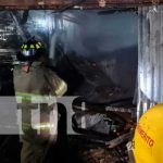 Incendio convierte en chatarra a dos tramos en el Mercado Oriental