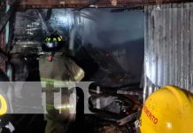 Incendio convierte en chatarra a dos tramos en el Mercado Oriental Incendio convierte en chatarra a dos tramos en el Mercado Oriental