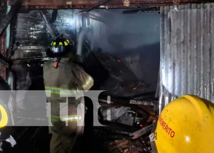 Incendio convierte en chatarra a dos tramos en el Mercado Oriental