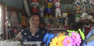Emprendedora de Moyogalpa oferta adornos y flores, para el Día de los difuntos