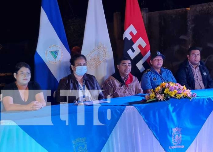 3 Habitantes del Barrio Vista Xolotlán feliz por la rehabilitación de la iluminación pública