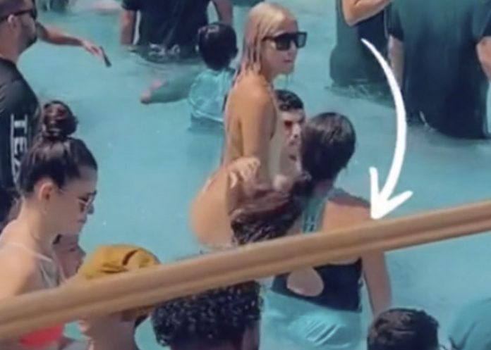 33 Mujer es criticada por usar bikini en una piscina pública (VIDEO)