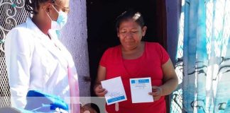 Familias del barrio René Cisneros en Managua reciben vacunas contra COVID-19