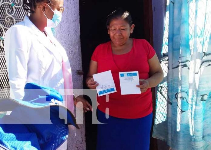 Familias del barrio René Cisneros en Managua reciben vacunas contra COVID-19
