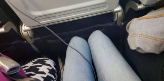 Se queja por viajar entre dos personas con obesidad y la aerolínea la premia