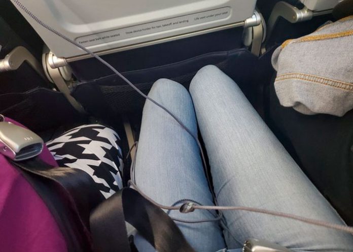 5 Se queja por viajar entre dos personas con obesidad y la aerolínea la premia