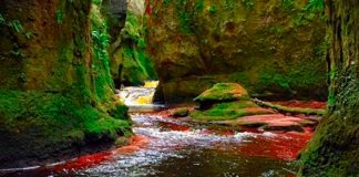 El 'Púlpito del Diablo': Río en Escocia tiene el color de la sangre