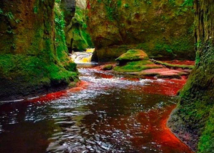 El 'Púlpito del Diablo': Río en Escocia tiene el color de la sangre