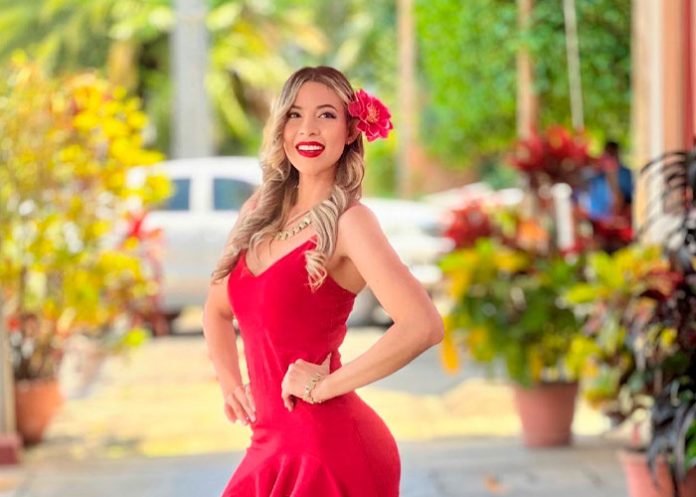 6 La presentadora nicaragüense Crismara Mendoza se cae en transmisión en vivo