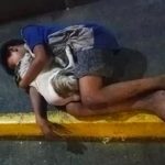 Niño sacude corazones al dormir en las calles «abrazado con su perrito» Niño sin hogar se hace viral por dormir con su perrito