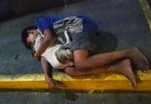 Niño sin hogar se hace viral por dormir con su perrito