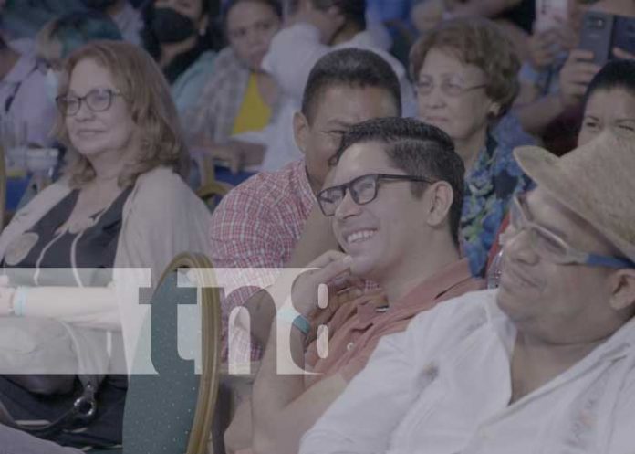 Comediantes de Colombia y México pusieron a reír a decenas de personas en Managua