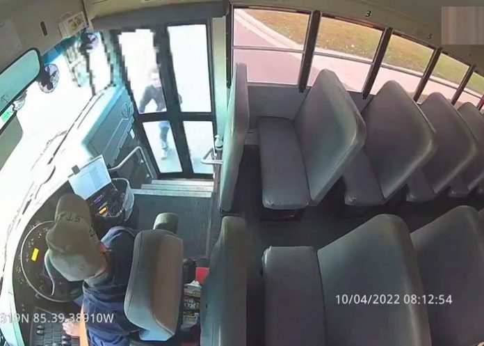 Los padres salieron de su vehículo para ayudar a un niño