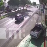 ¡La vieron peluda! Rastra provoca choque múltiple en Managua (VIDEO) : Brutal accidente de rastra con motos en Managua