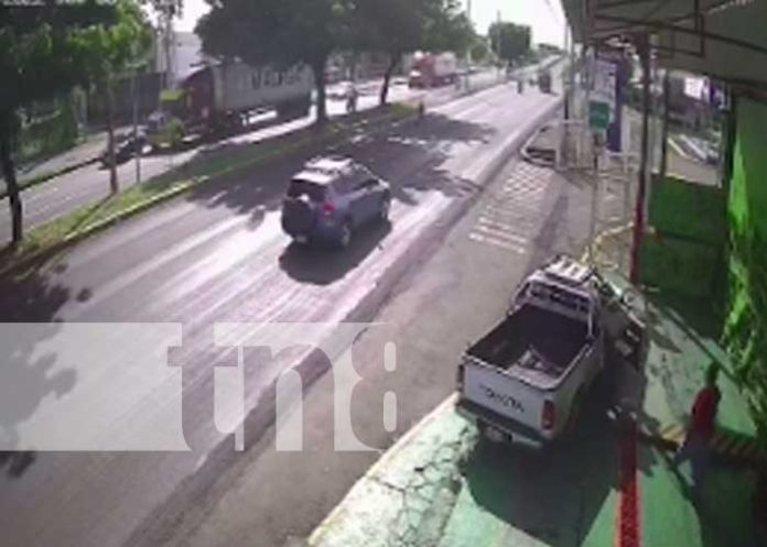 Rastra-managua-1 : Brutal accidente de rastra con motos en Managua