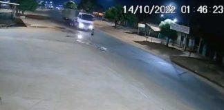 Viral en redes: Momentos en que joven decide quitarse la vida lanzándosele a camión