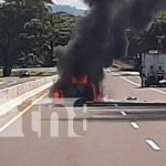 Tremendo susto con llamas que «devoraron» un carro en Rivas Tremendo susto con llamas que "devoraron" un carro en Rivas