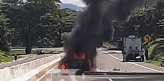 Tremendo susto con llamas que "devoraron" un carro en Rivas