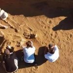 Hallan un esqueleto de bebé enterrado en vasija