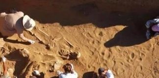 Hallan un esqueleto de bebé enterrado en vasija