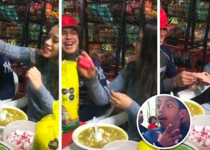 anillo Saca del interior una caja roja que contiene el anillo