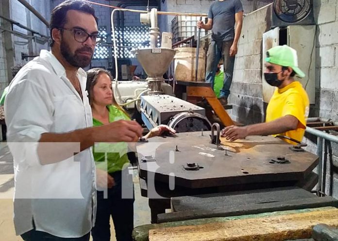 Más de 40 diseños de muebles para el hogar en empresa Tableco, Managua