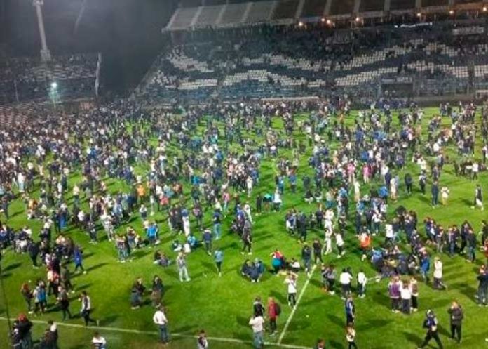 argentina1 Un muerto tras avalancha humana en un partido de fútbol en Argentina
