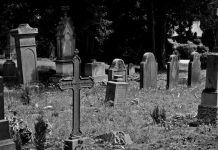¡De terror! En Argentina profanan tumba, dejan tirado y mutilado al cadáver