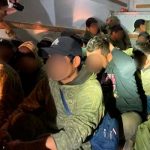 Tras una persecución encuentran 32 migrantes en un camión en Arizona