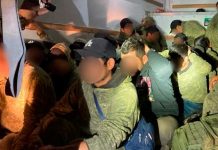 Tras una persecución encuentran 32 migrantes en un camión en Arizona